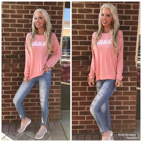 Tops - 🛍LAST 1! Oversized Graphic XOXO 💋 Sweatshirt!